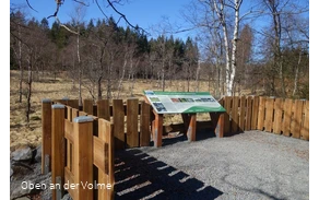 Aussichtsplattform mit Infotafel