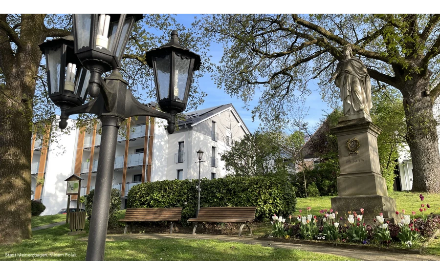 Denkmalsplatz Valbert mit Sitzgelegenheiten