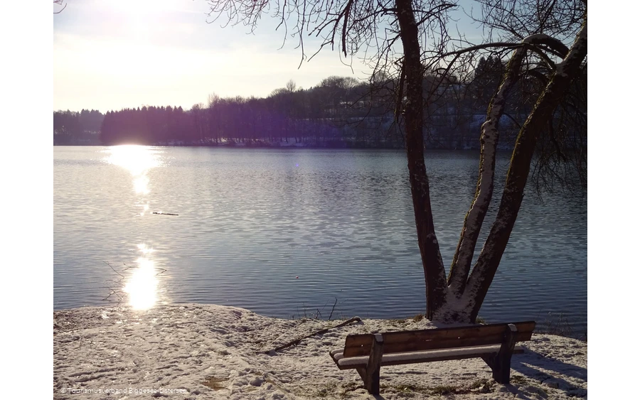 Bank in Stade im Winter, Foto TV Biggesee Listersee