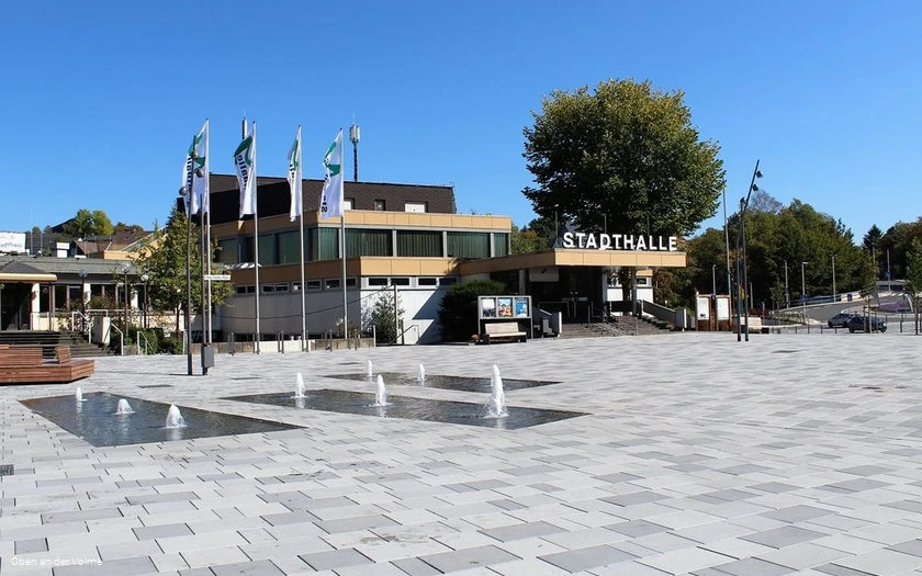 Der Otto-Fuchs-Platz mit der Stadthalle