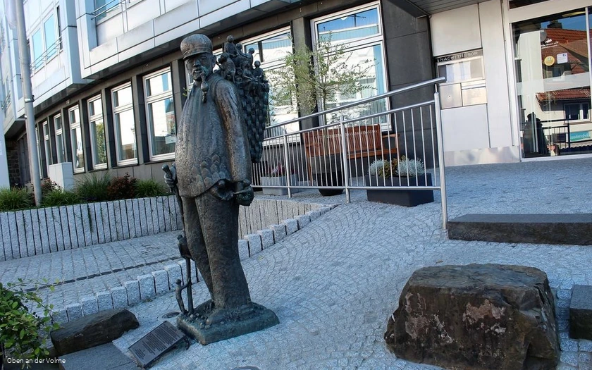 Mitten in der Innenstadt steht die Statue
