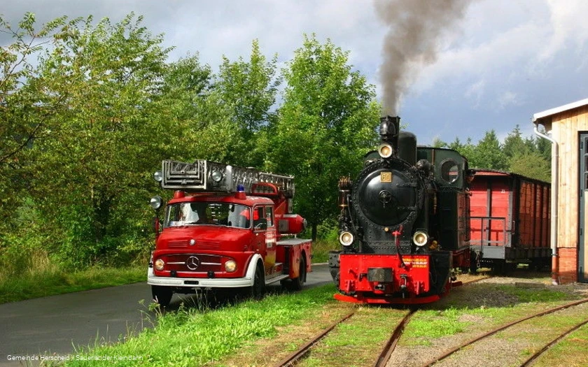 Hist. Feuerwehrfahrzeuge am Bahnhof der Sauerlände