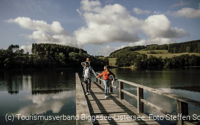Familie auf dem Steg