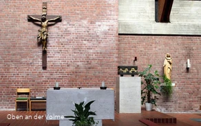 Der Altarbereich der Kirche