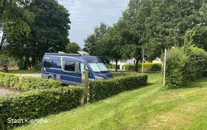 Wohnmobil auf Stellplatz