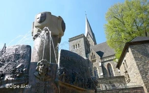 Geschichtsbrunnen - Turm Martinus Kirche.jpg