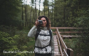 Fotografin auf dem Steg vom Sauerland-Höhenflug in den Ebbemooren