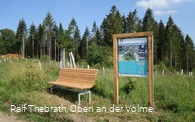 Infotafel mit Ruhebank entlang des Weges
