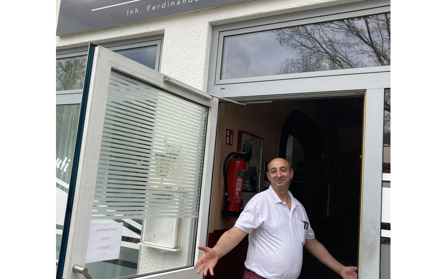 Pizzeria Sizilia mit Eigentümer.jpg