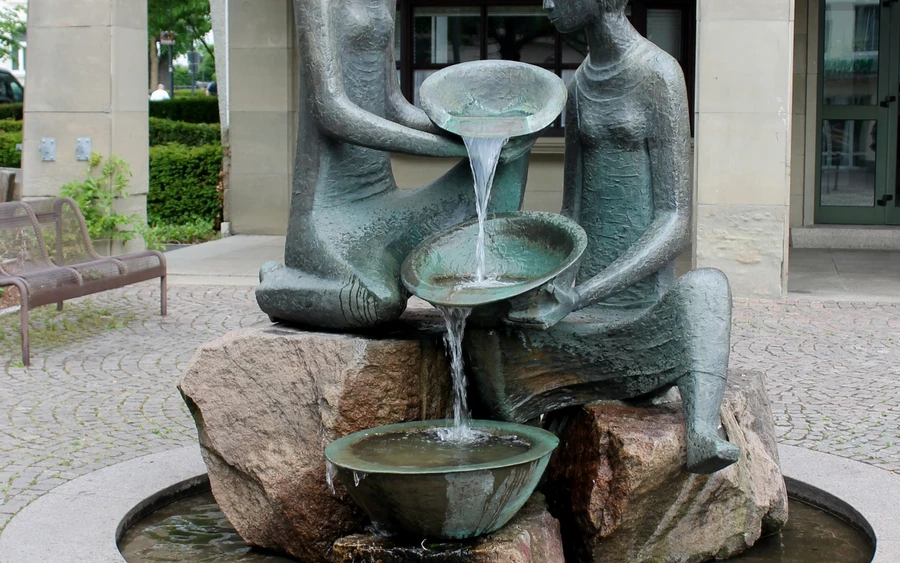 S04 Brunnen Geben und Nehmen.JPG