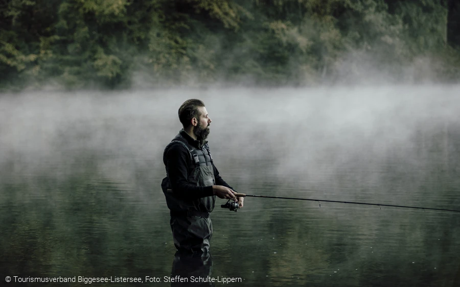 Angler mit Nebel