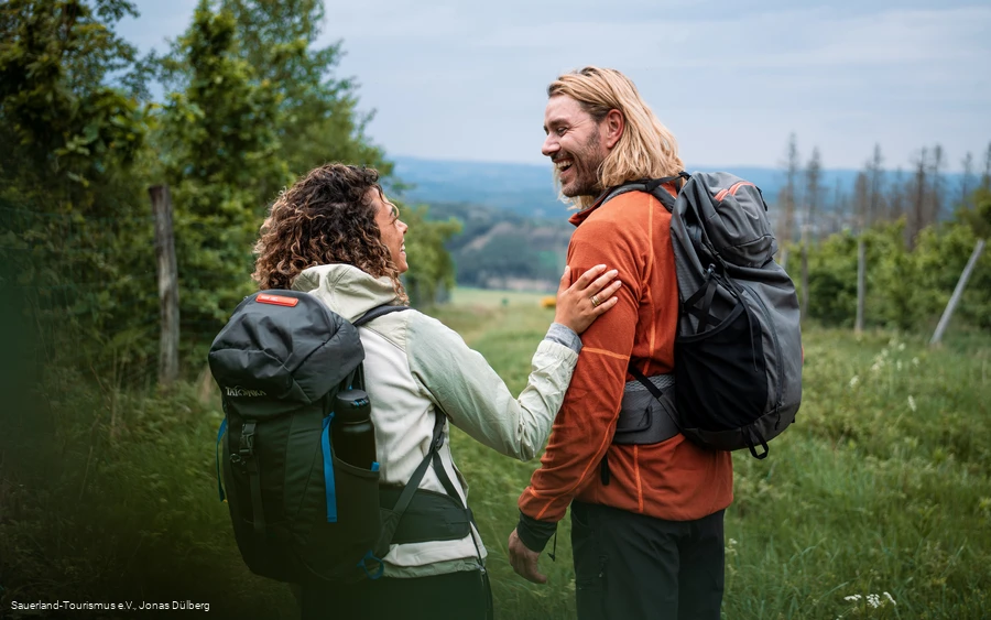 Ein Wanderpaar in Richtung Nordhelle auf dem Sauerland-Hoehenflug