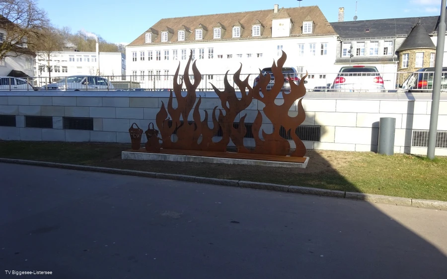 Skulptur Feuer löschen