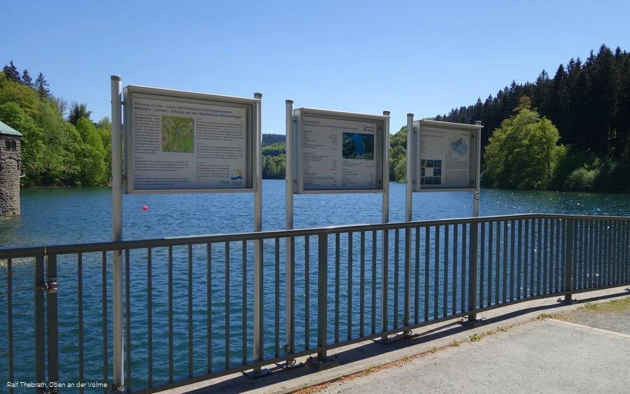 Die Infotafel des Lehrpfads findet man verteilt am Wegesrand