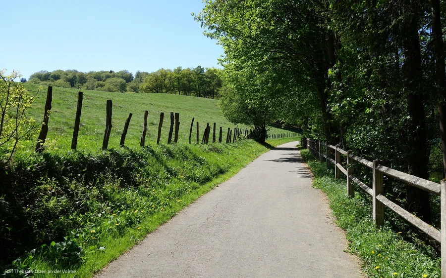 Abwechslungsreiche Landschaft entlang des Weges