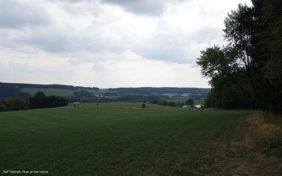 Aussicht nach Verlassen des Waldes über Niederhengstenberg hinweg