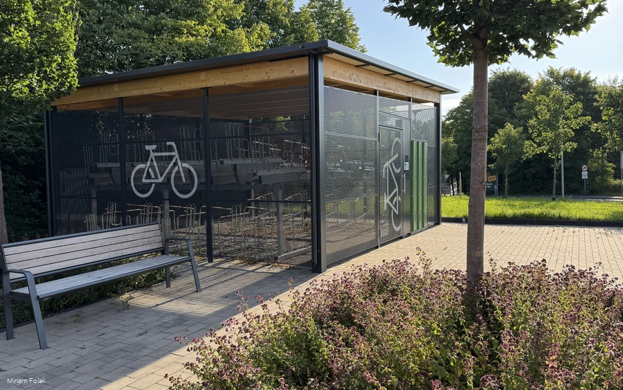 20250812 Fahrradabstellanlage Bahnhof MZ (c) Folak (8).JPG 20250812 Fahrradabstellanlage Bahnhof MZ (c) Folak (8).JPG