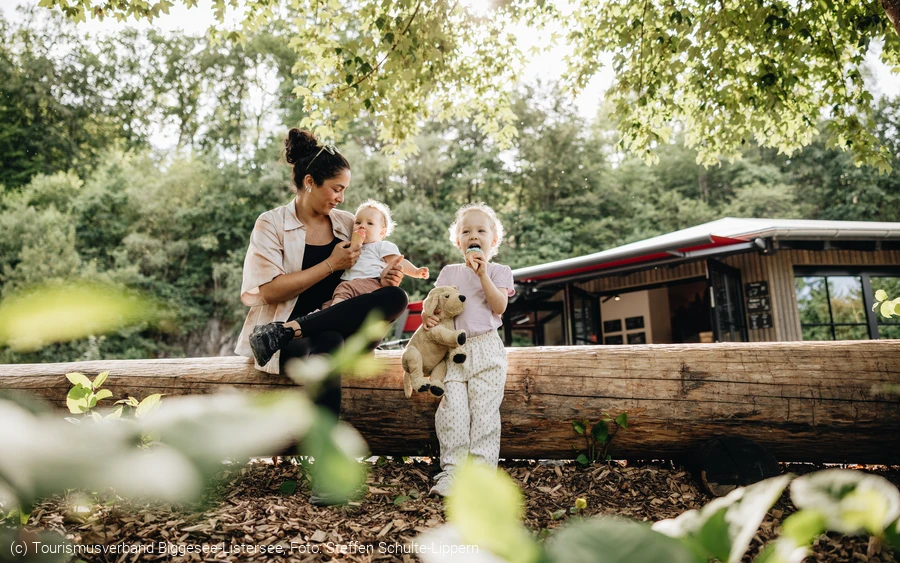 Gemeinsam ein Eis im Natur-Erlebnisgebiet Biggesee-Listersee genießen