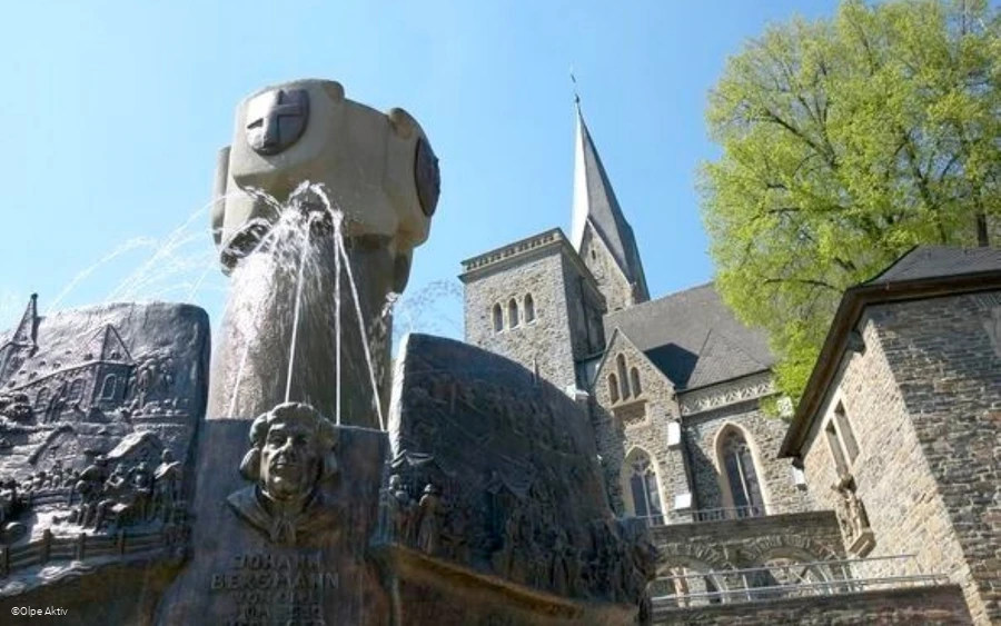 Geschichtsbrunnen - Turm Martinus Kirche.jpg