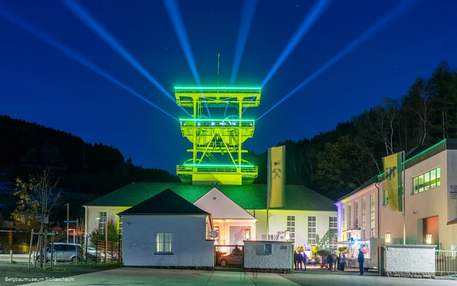 Bergbaumuseum Siciliaschacht bei Lennestadt leuchtet