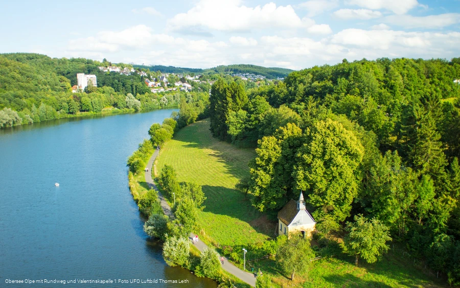 Obersee Olpe mit Rundweg und Valentinskapelle 1 Foto UFO Luftbild Thomas Leith