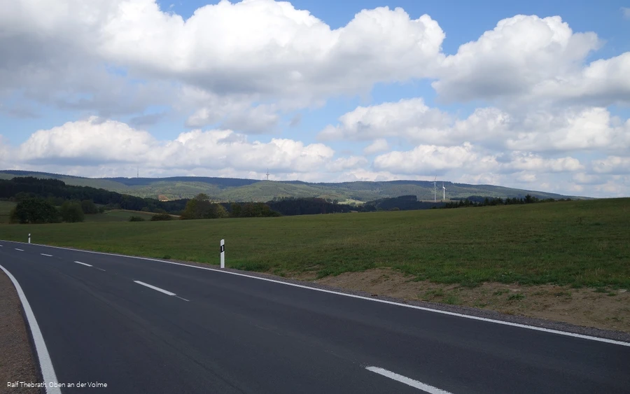 Der Wegeverlauf entlang der Straße wird mit der tollen Aussicht aufgewertet