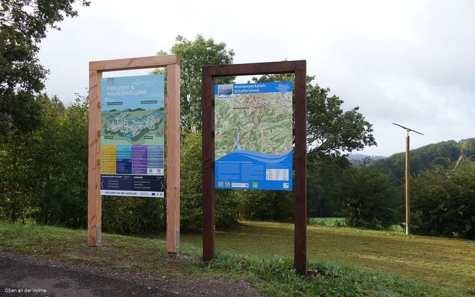 Infotafeln am Rande des Parkplatzes