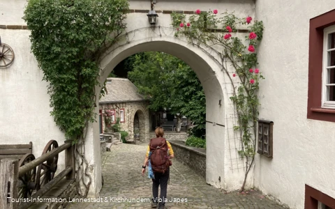 Couchflucht Sonnenpfad_Rosenbogen Burg Bilstein quer.png