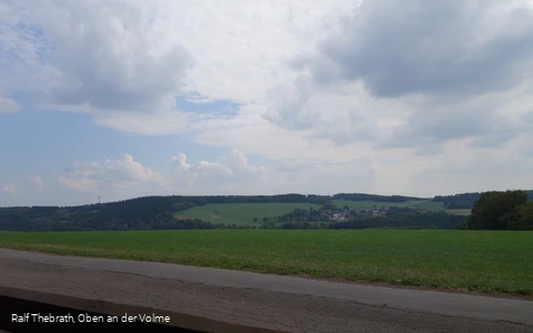Aussicht von einer Ruhebank am Wegesrand