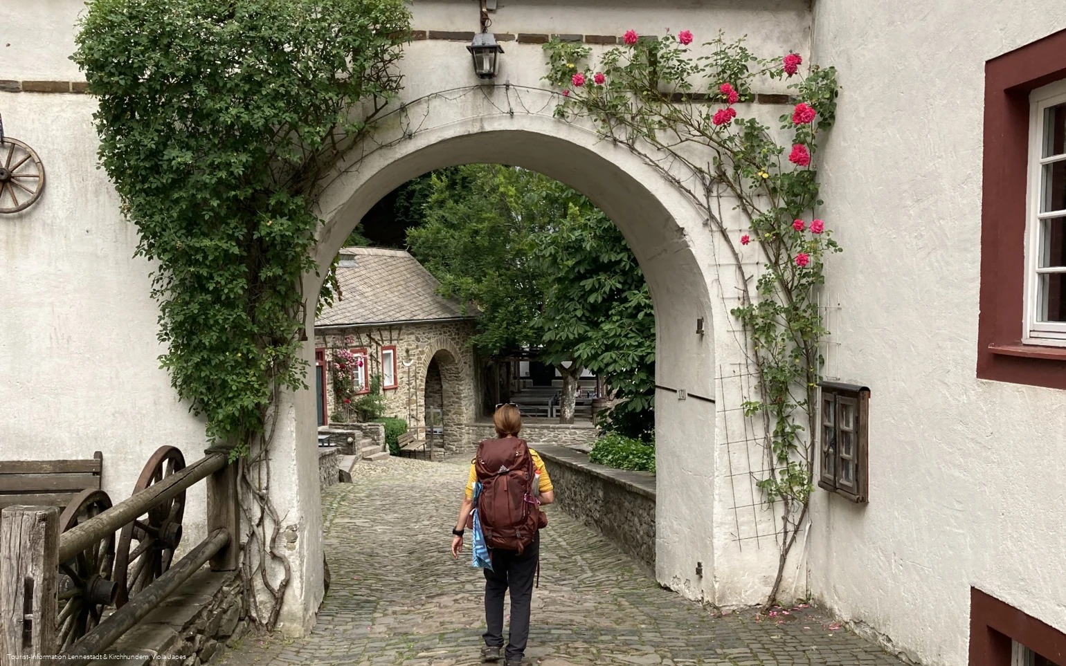 Couchflucht Sonnenpfad_Rosenbogen Burg Bilstein quer.png