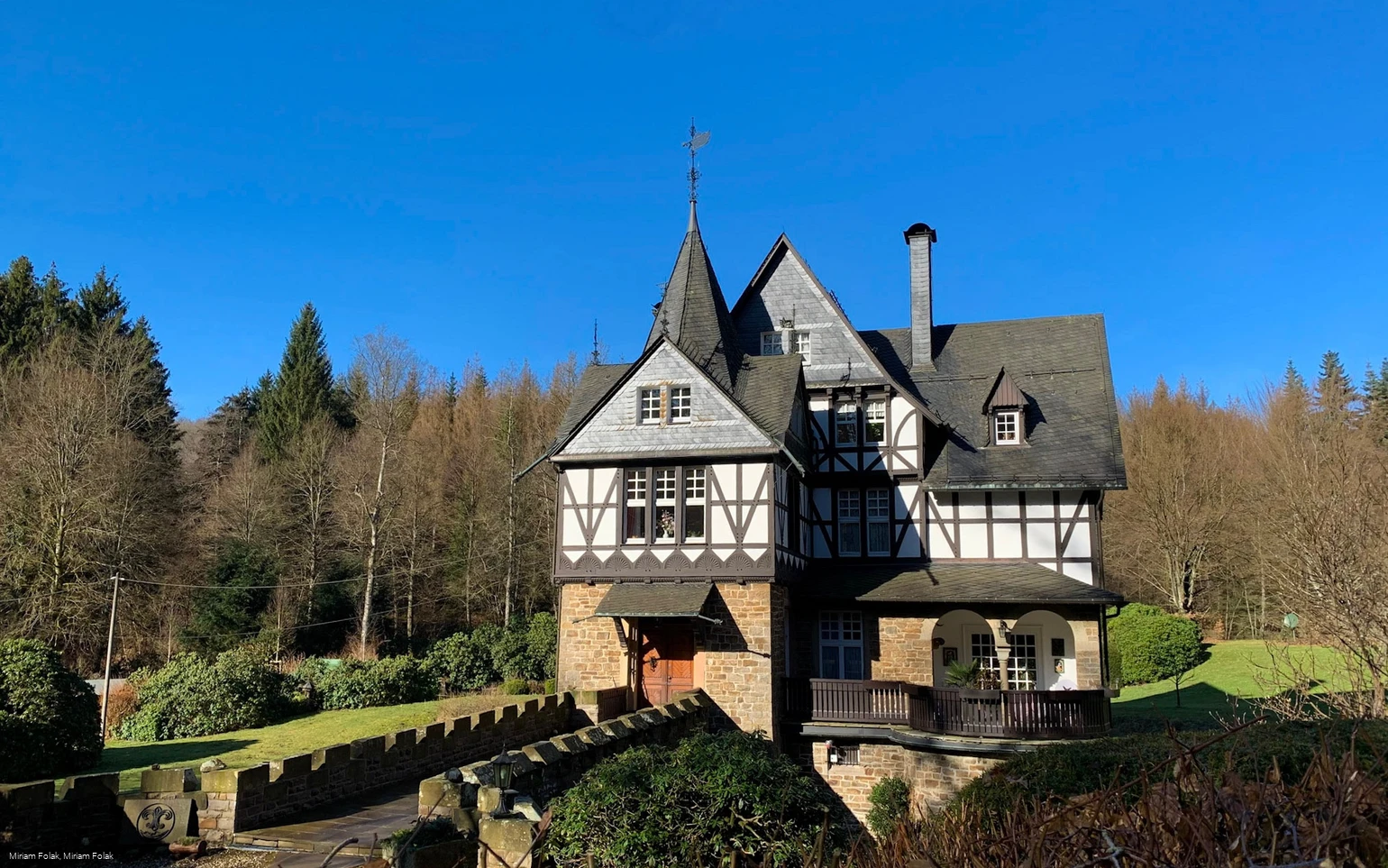 Blick vom Weg auf das Wasserschloss Badinghagen (Privatbesitz)