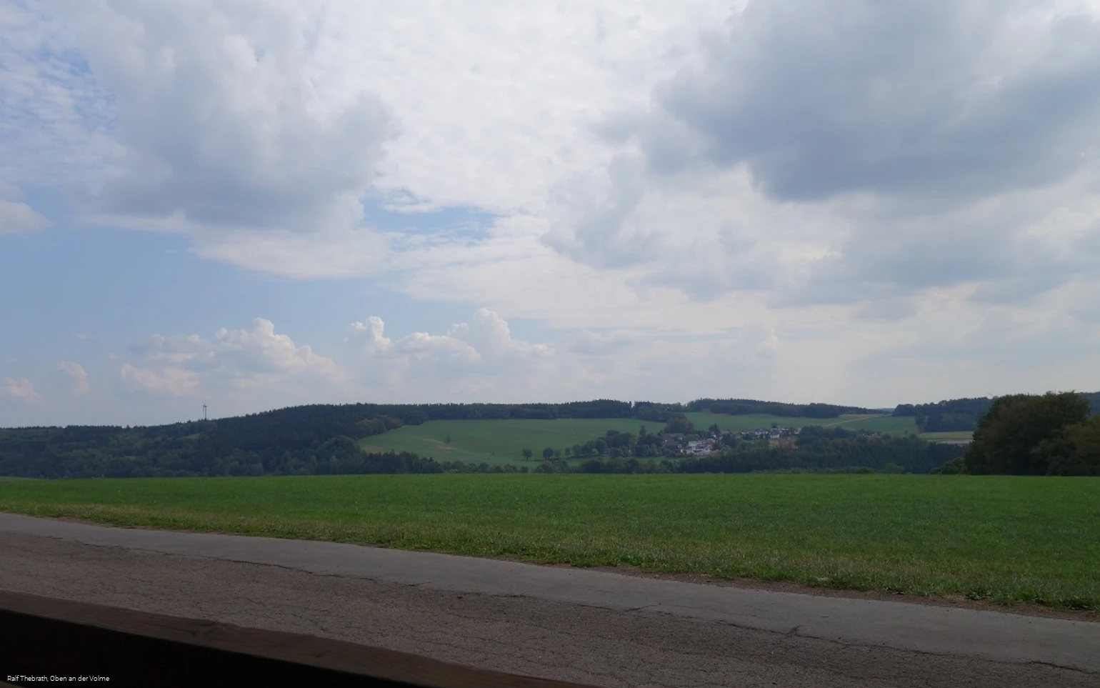 Aussicht von einer Ruhebank am Wegesrand