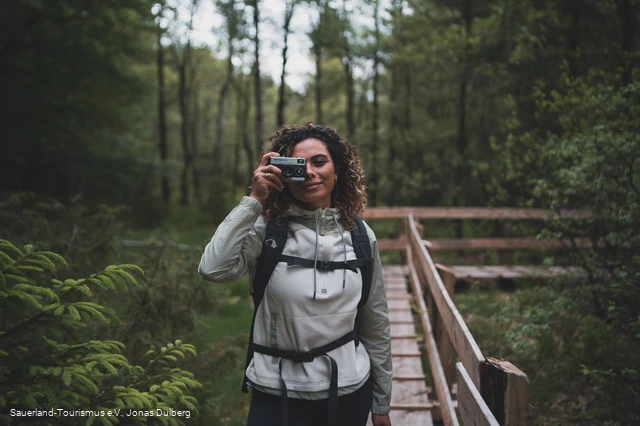Fotografin auf dem Steg vom Sauerland-Höhenflug in den Ebbemooren