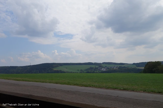 Aussicht von einer Ruhebank am Wegesrand