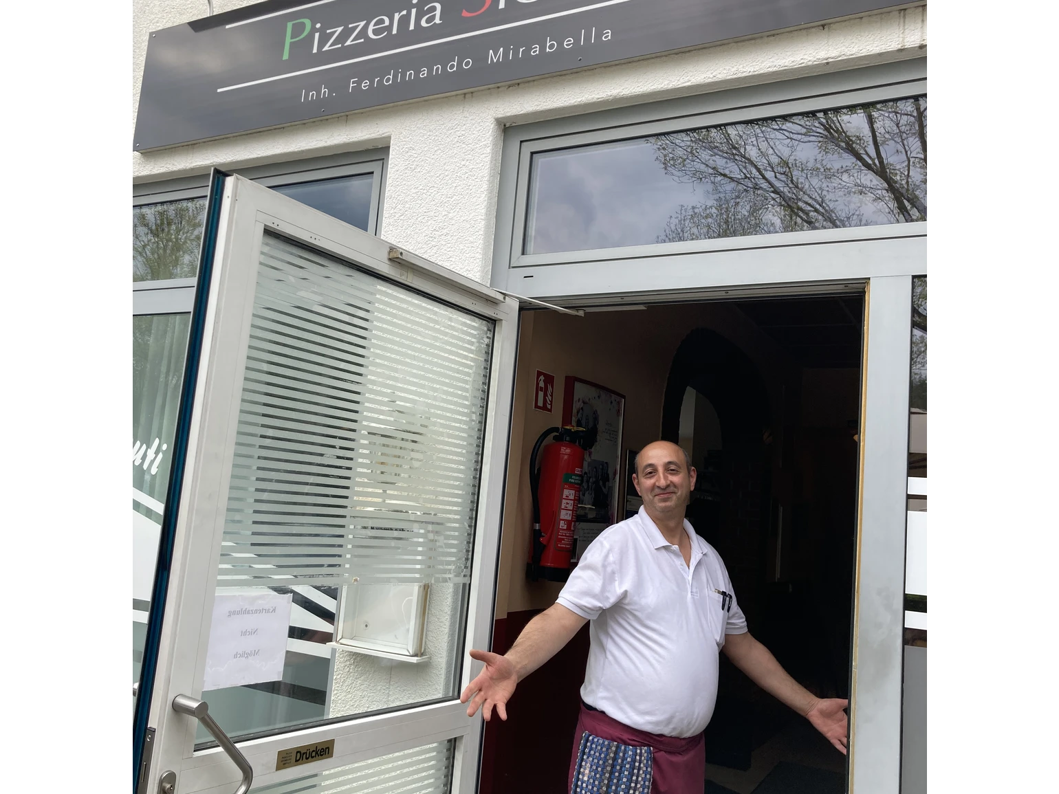 Pizzeria Sizilia mit Eigentümer.jpg