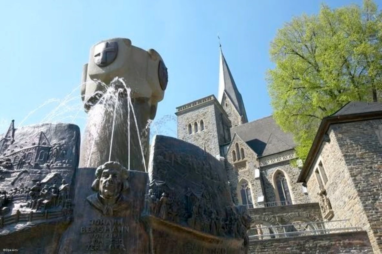 Geschichtsbrunnen - Turm Martinus Kirche.jpg